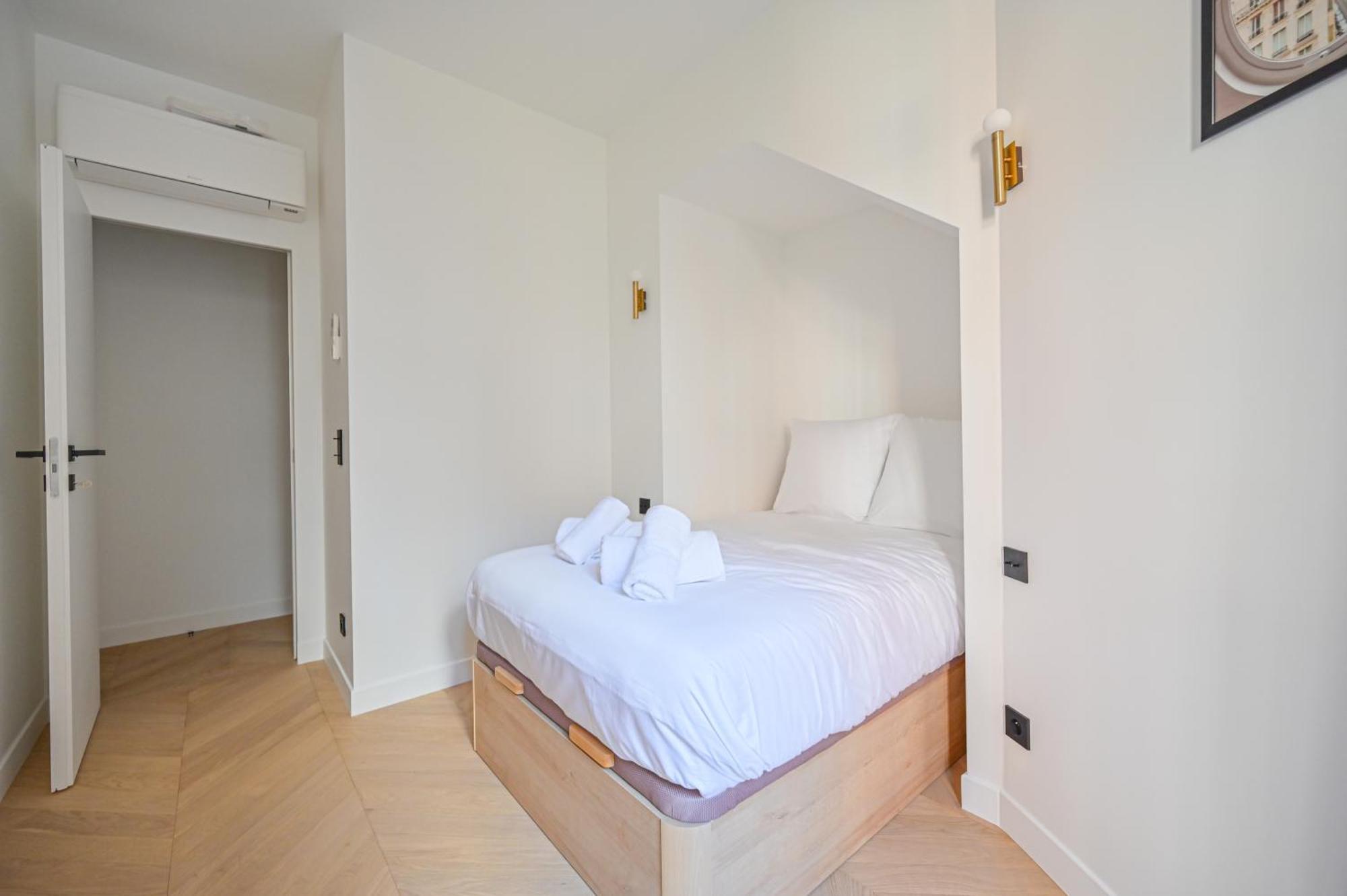 Sumptuous & Serene Parisian Flat Exterior photo